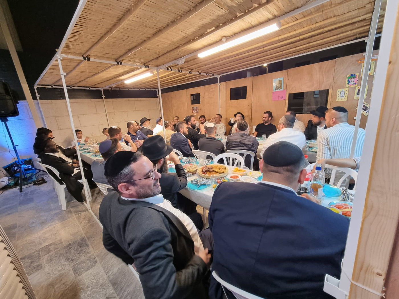 אוריך, ינון מגל, שיקלי שרון גל ונוספים - בהתוועדות מחשמלת בסוכת השליח
