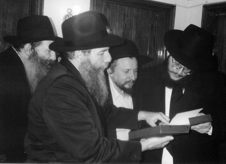 לפני הכניסה לחדרו של הרבי מליובאוויטש עם הספרים שהצילו