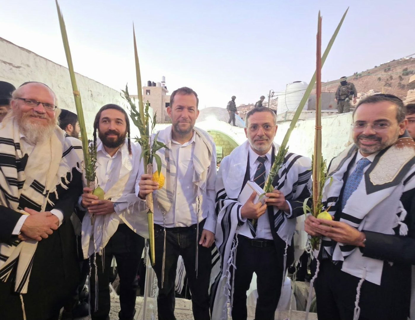 ראש מועצת שומרון יוסי דגן וחברי הכנסת צבי סוכות, אוריאל בוסו וארז מלול בקבר יוסף, הבוקר