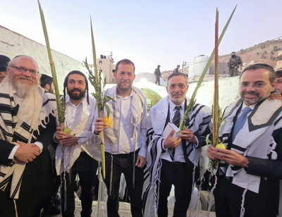 ראש מועצת שומרון יוסי דגן וחברי הכנסת צבי סוכות, אוריאל בוסו וארז מלול בקבר יוסף, הבוקר