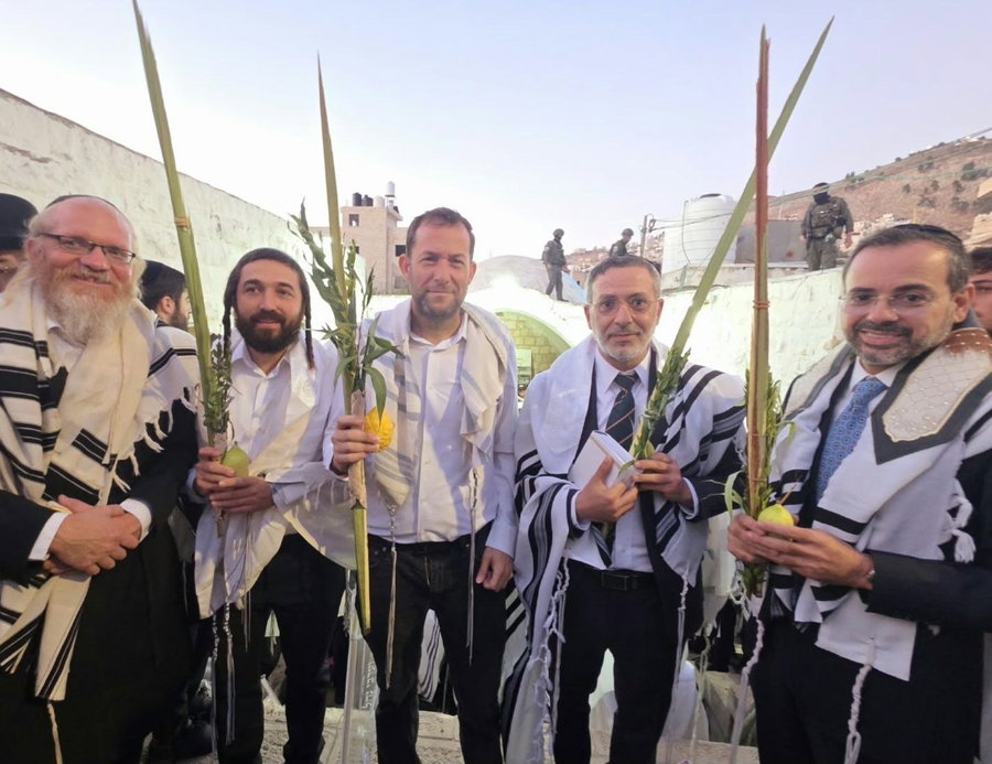 ראש מועצת שומרון יוסי דגן וחברי הכנסת צבי סוכות, אוריאל בוסו וארז מלול בקבר יוסף, הבוקר