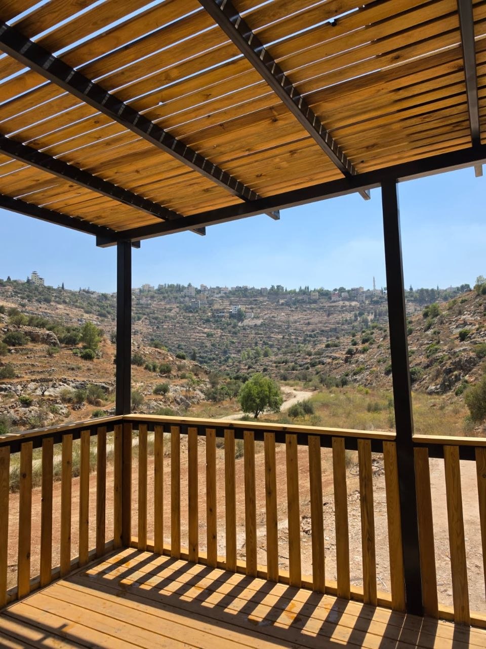הדק המדהים שנבנה לצד הבריכה המשוחזרת בטיילת הגיבורים ליד שדה אפרים