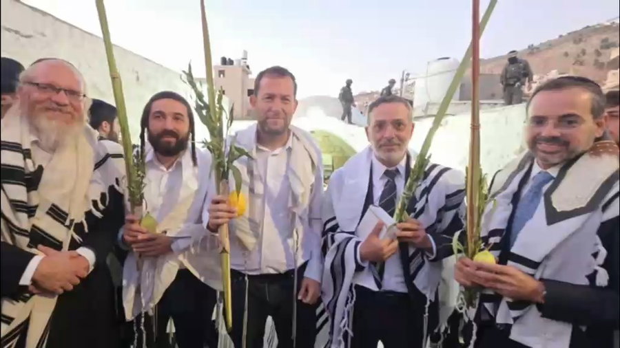 ראש מועצת שומרון יוסי דגן וחברי הכנסת צבי סוכות, אוריאל בוסו וארז מלול בקבר יוסף, הבוקר