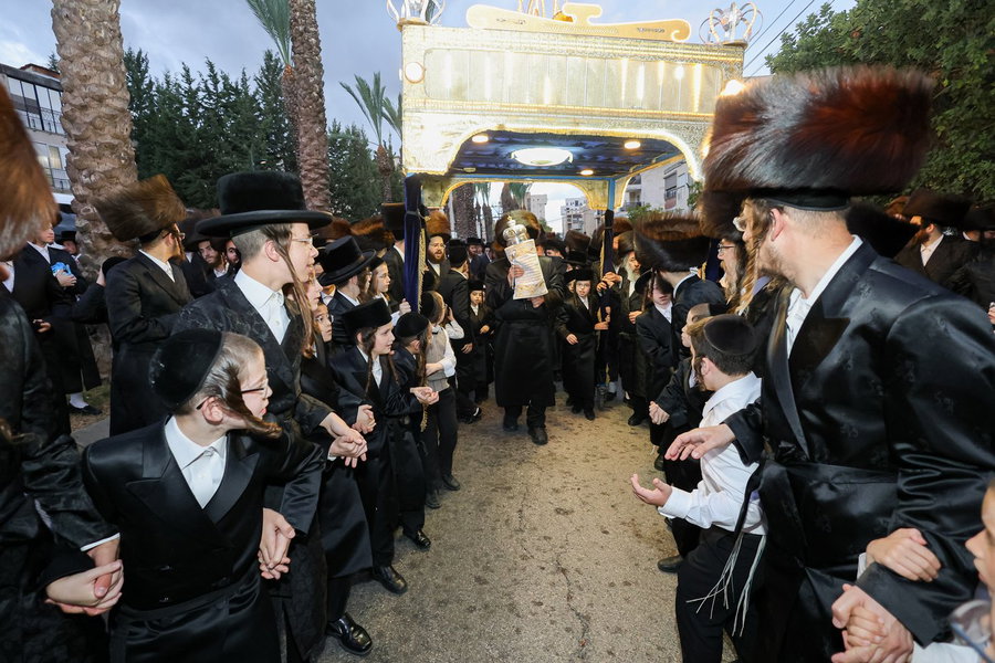 בהשתתפות הרה"צ מבעלזא; המונים בהכנסת ס"ת לביהמ"ד של הצדיק ממאקווא