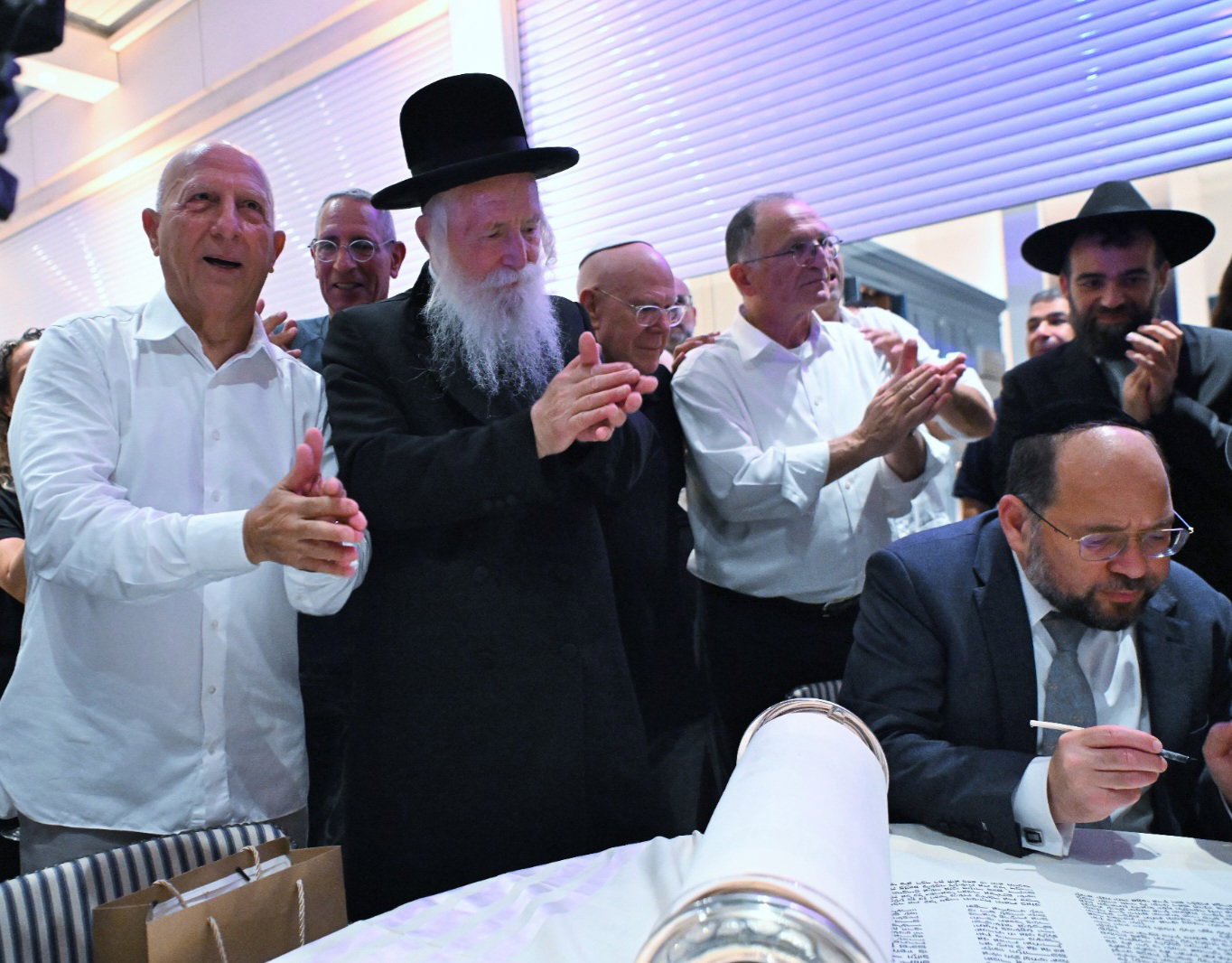 בכתיבת אותיות אצל משפחת אבקסיס