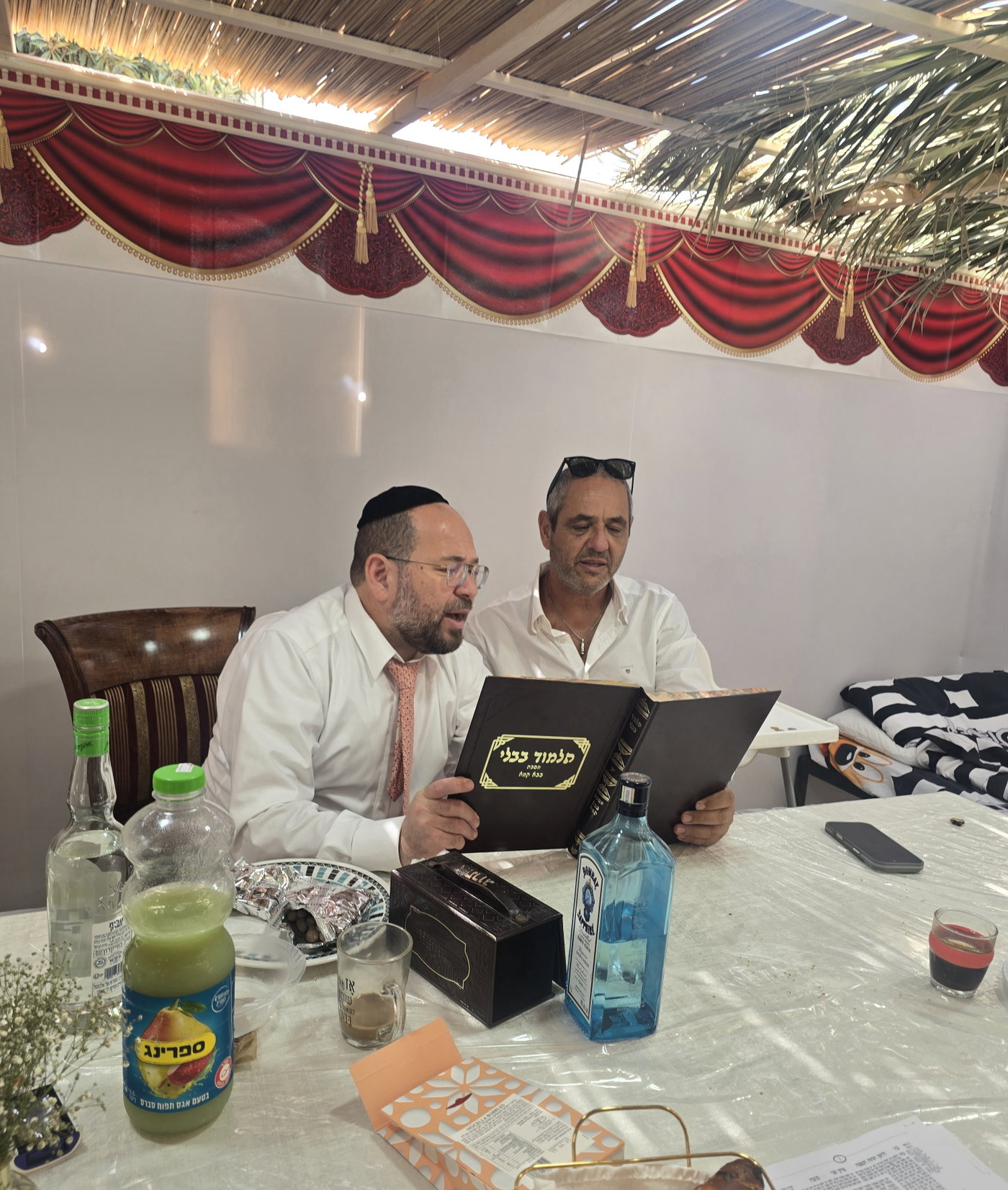 בחברותא עם ראש העיר השנה בסוכה