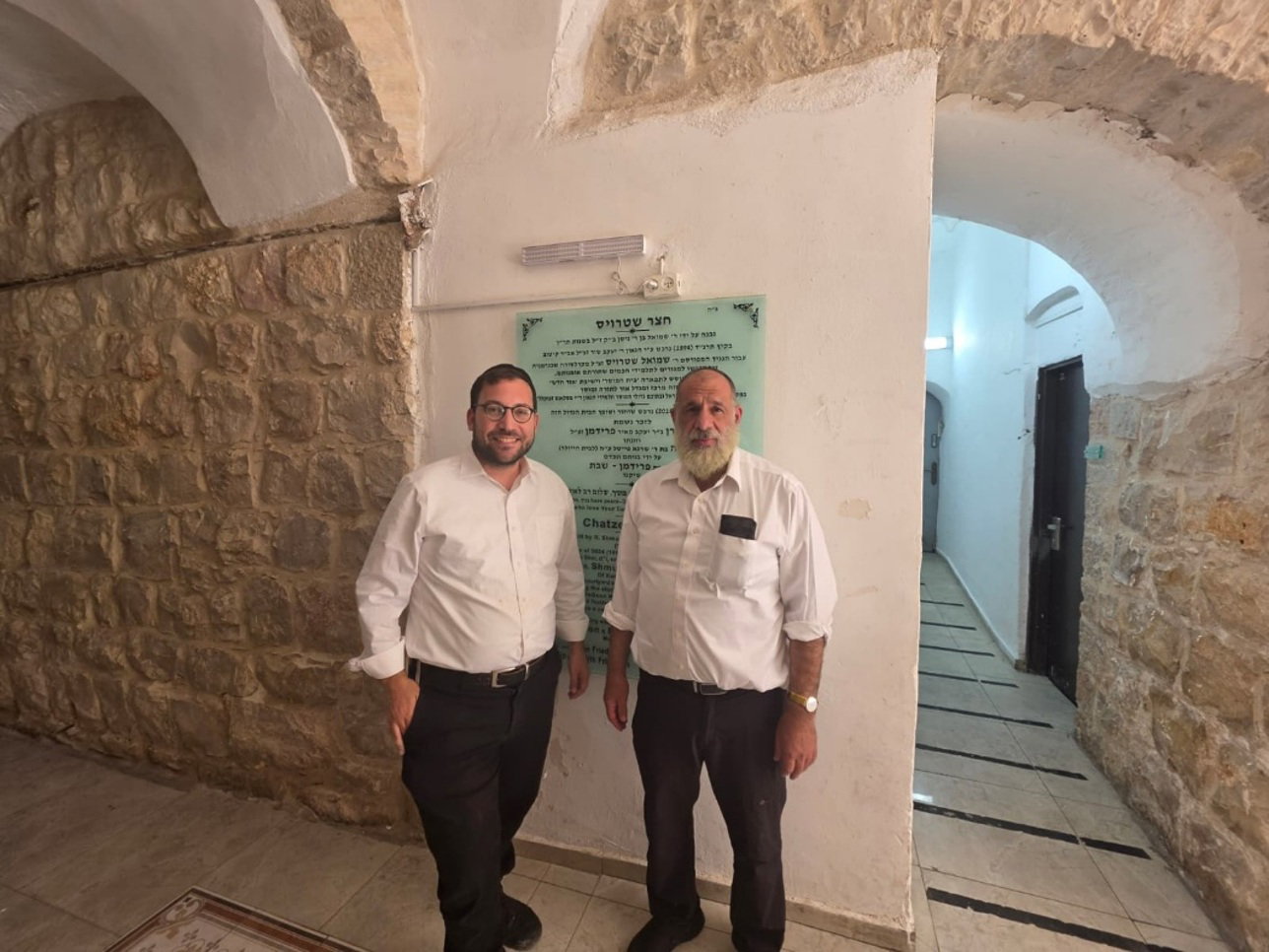 כותב השורות ישראל שפירא, וידידו ר' עודד לוי הי"ו בחצר שטרויס