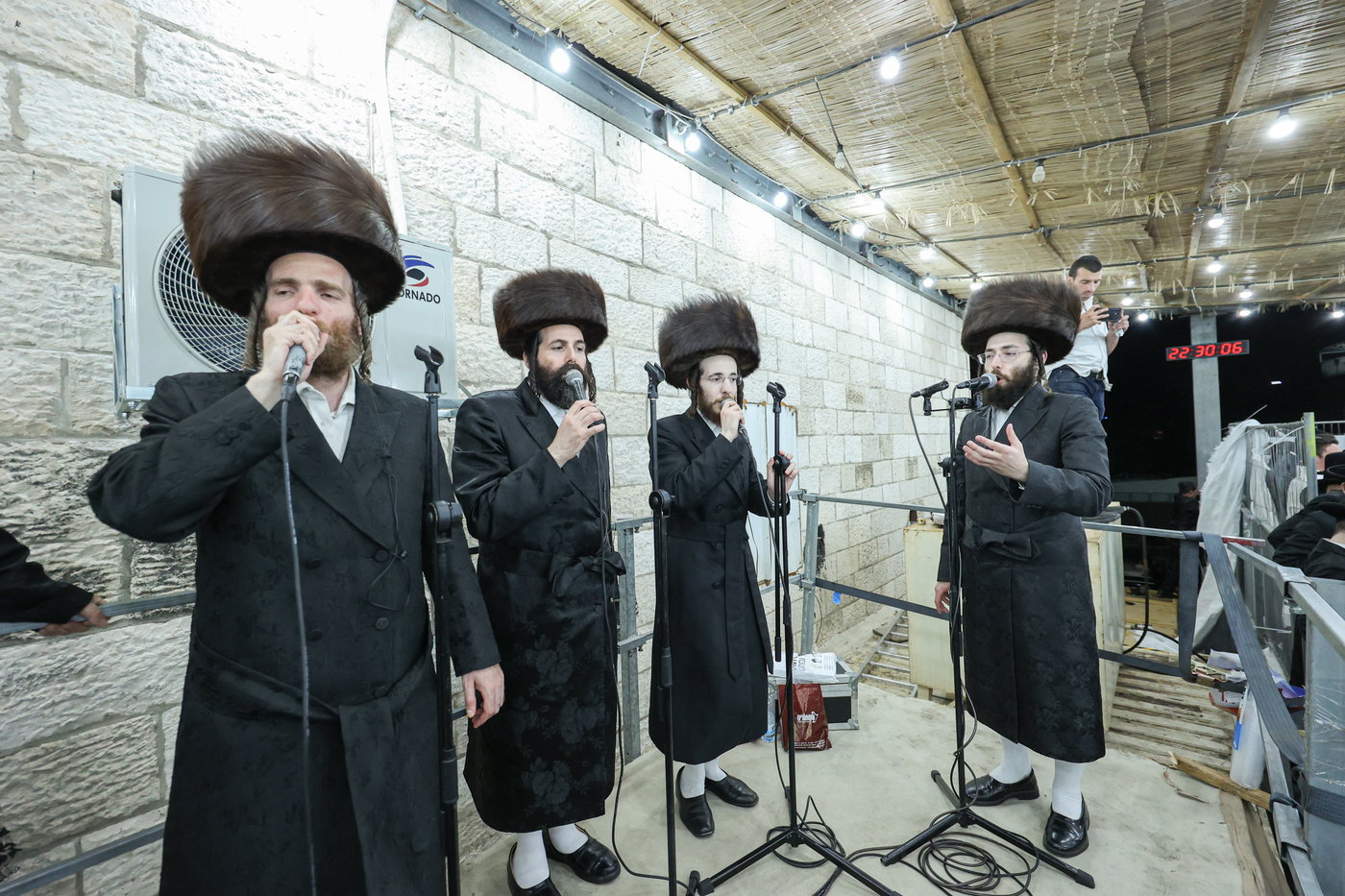 הגה"צ רבי אלימלך בידרמן בשמחת בית השואבה 