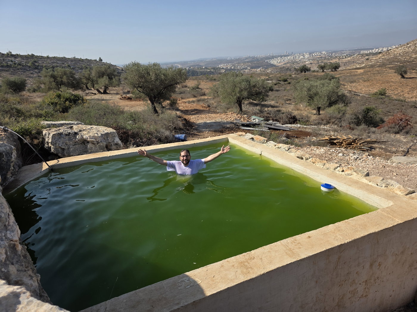 ישראל שפירא בישוב שדה אפרים. ניתן להבחין באופק הקרוב במודיעין עילית | צולם מעיין החמישה שלא פעיל כרגע