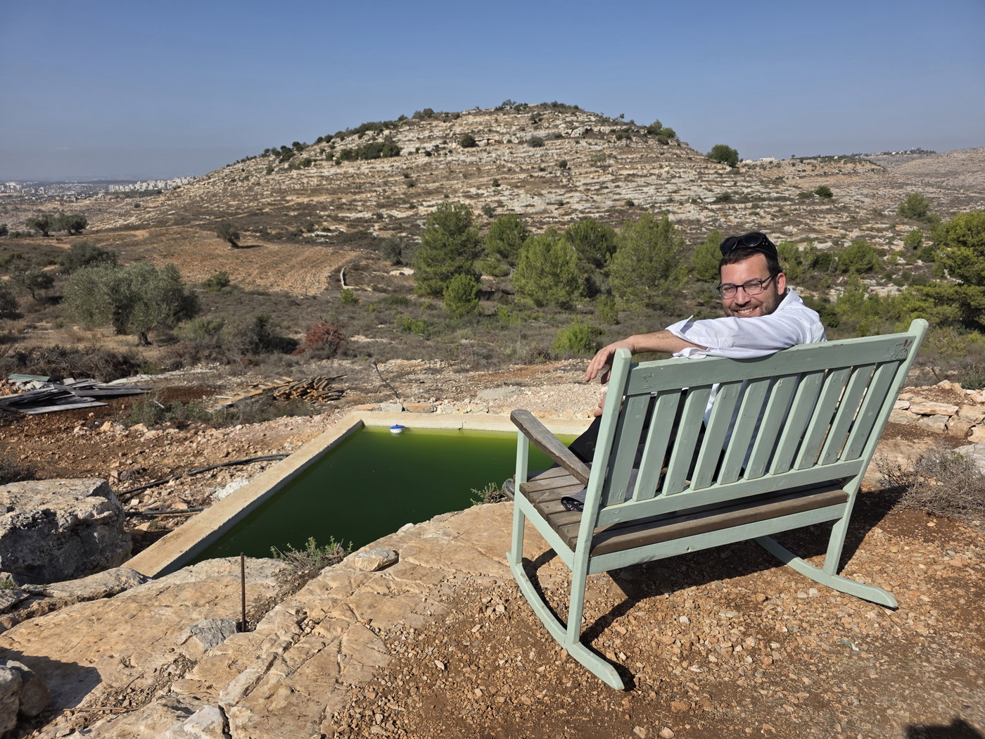 ישראל שפירא בישוב שדה אפרים. ניתן להבחין באופק הקרוב במודיעין עילית | צולם מעיין החמישה שלא פעיל כרגע