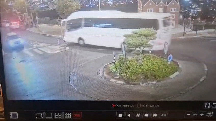 נס בעיר החרדית: הילד רץ, האוטובוס דהר - והמצלמה תיעדה את הרגע הקשה