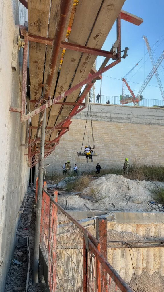 נפל לבור בעומק 20 מטר בירושלים: כך נראה החילוץ הדרמטי | צפו
