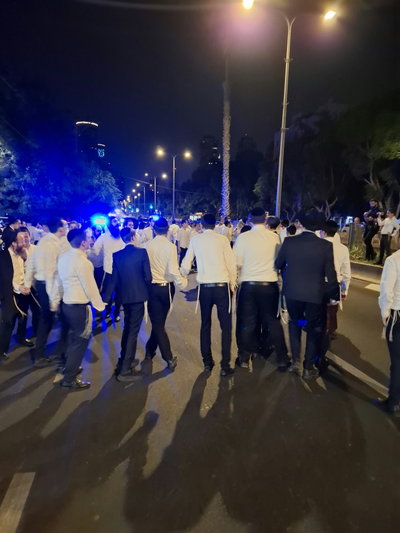 ניסיון מעצר של בן ישיבה בתל אביב הסתיים בחסימה ובריקודים על הכביש