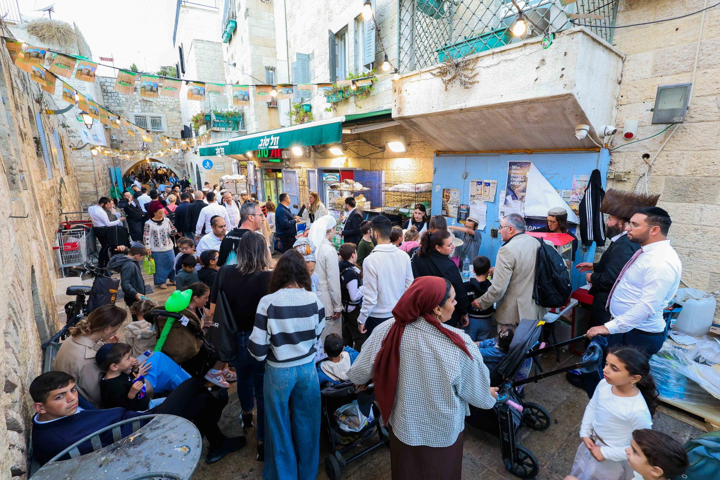 אירועי חול המועד ברובע היהודי: רבבות נהנו מסוכת החזון איש ותצפית חדשה