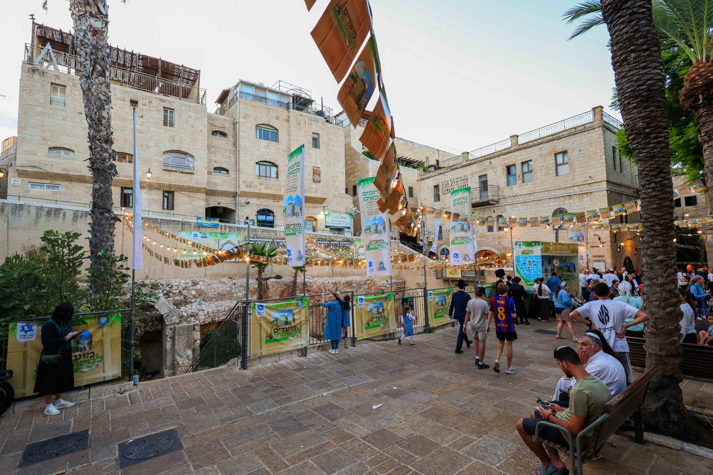 אירועי חול המועד ברובע היהודי: רבבות נהנו מסוכת החזון איש ותצפית חדשה