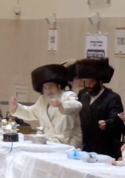 אשורר שירה; תיעוד עוצמתי וראשוני מנעילת החג בחצר הקודש ויז'ניץ - הרבי הלהיב את החסידים במהלך הטיש