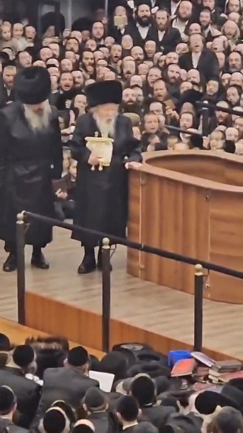 רבבות התרגשו; הרבי מגור הופיע בהדרו עם ספר התורה בידו