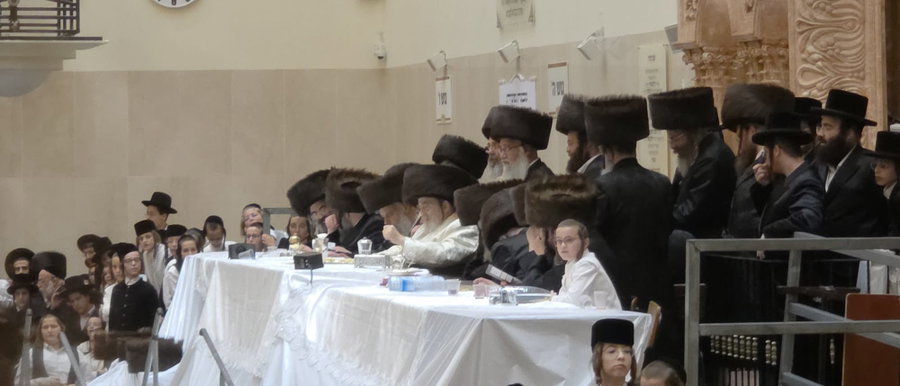 אשורר שירה; תיעוד עוצמתי וראשוני מנעילת החג בחצר הקודש ויז'ניץ - הרבי הלהיב את החסידים במהלך הטיש