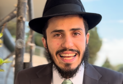 מה עושה המלאך מיכאל עם הנעליים שנקרעו בהקפות של שמחת תורה? | צפו
