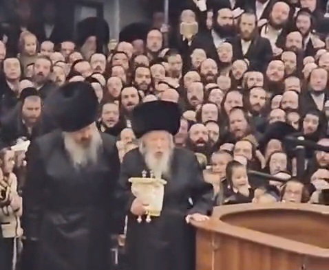 רבבות התרגשו; הרבי מגור הופיע בהדרו עם ספר התורה בידו