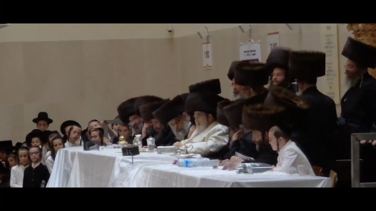 אשורר שירה; תיעוד עוצמתי וראשוני מנעילת החג בחצר הקודש ויז'ניץ - הרבי הלהיב את החסידים במהלך הטיש