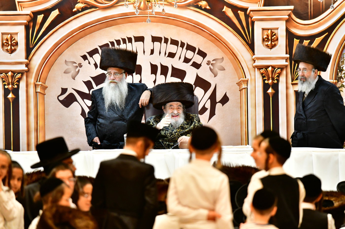 האדמו"ר מויז'ניץ בקבלת קהל בסוכה