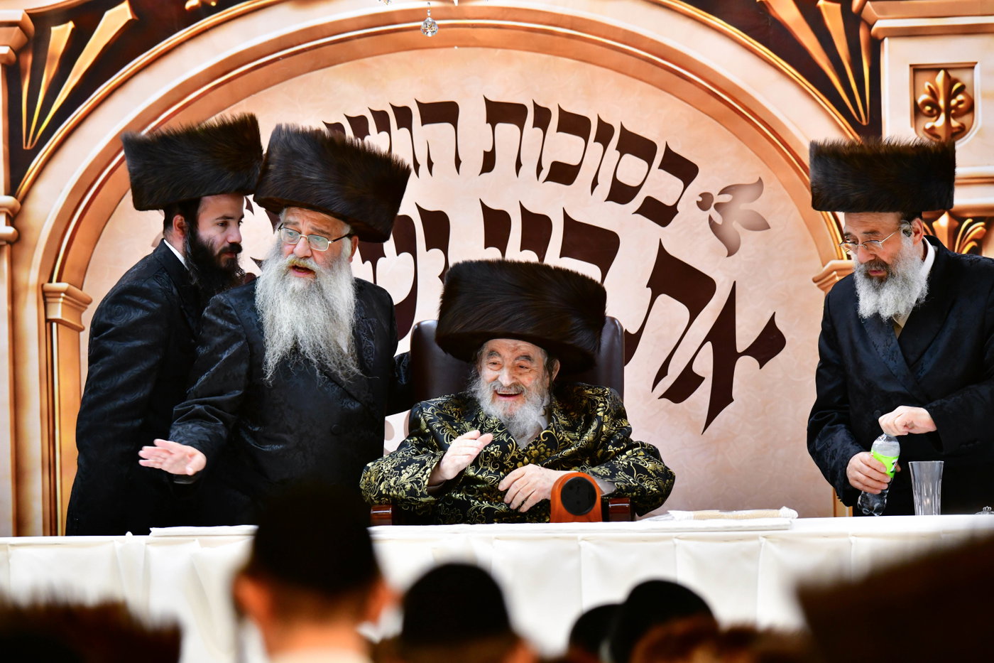 האדמו"ר מויז'ניץ בקבלת קהל בסוכה