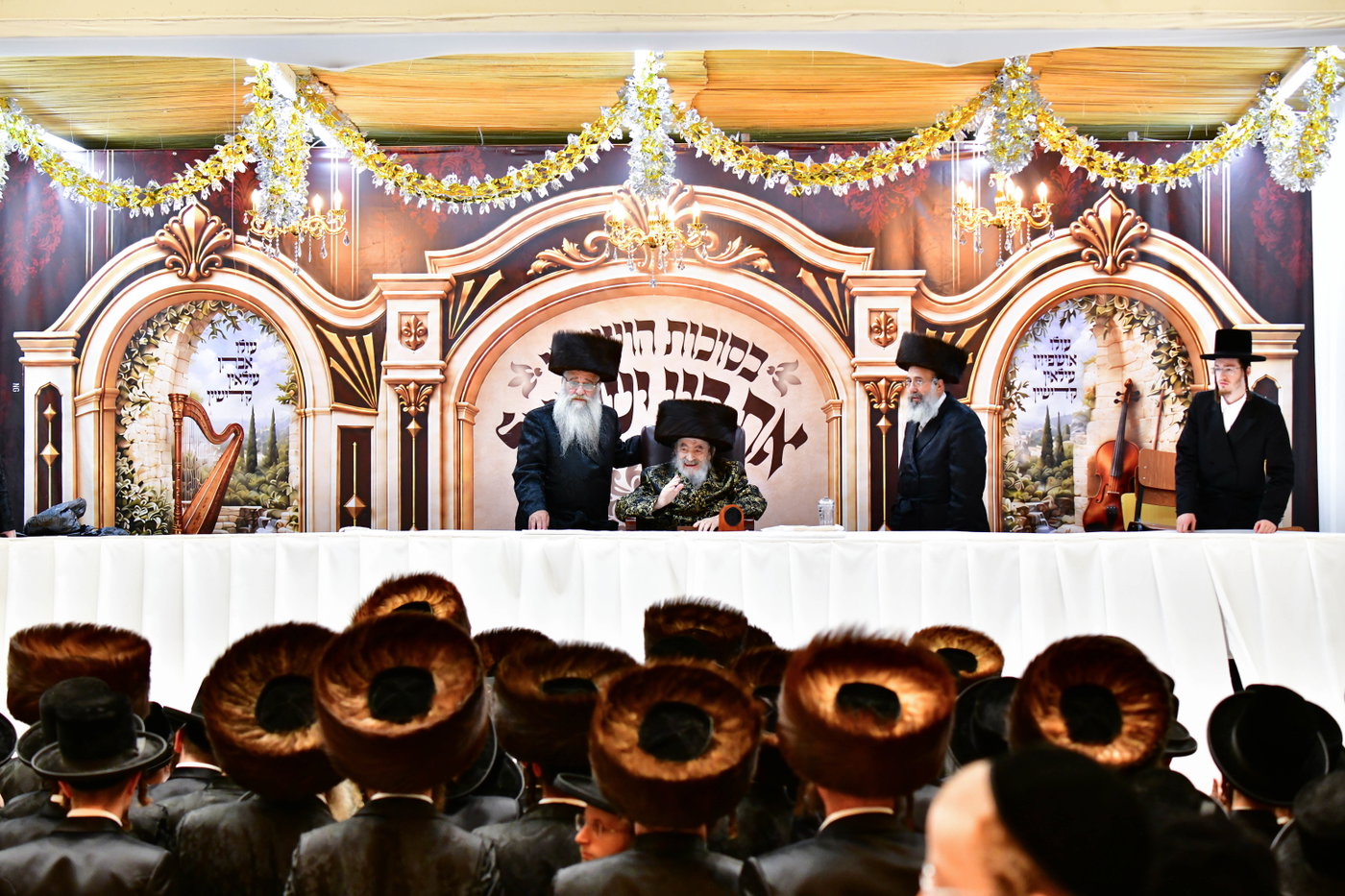 האדמו"ר מויז'ניץ בקבלת קהל בסוכה