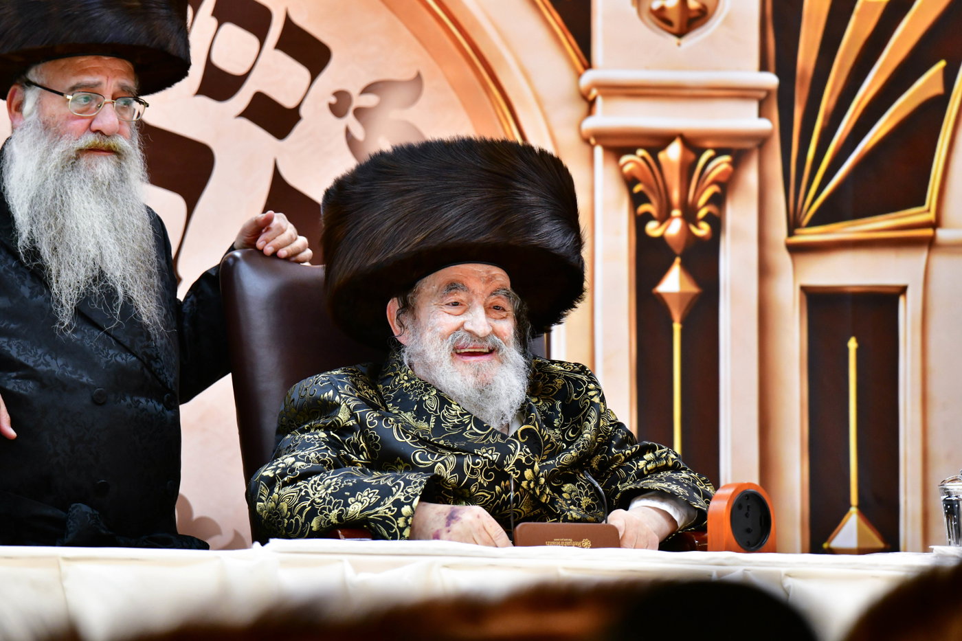 האדמו"ר מויז'ניץ בקבלת קהל בסוכה