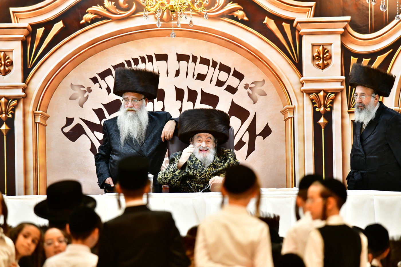 האדמו"ר מויז'ניץ בקבלת קהל בסוכה