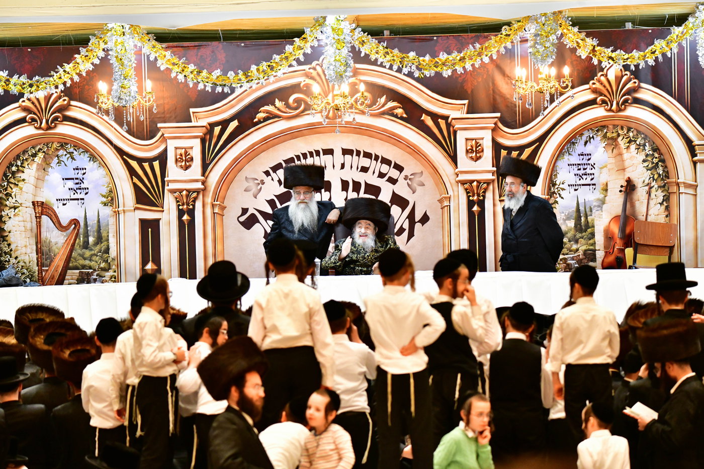 האדמו"ר מויז'ניץ בקבלת קהל בסוכה