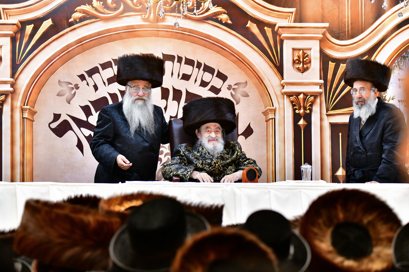 האדמו"ר מויז'ניץ בקבלת קהל בסוכה