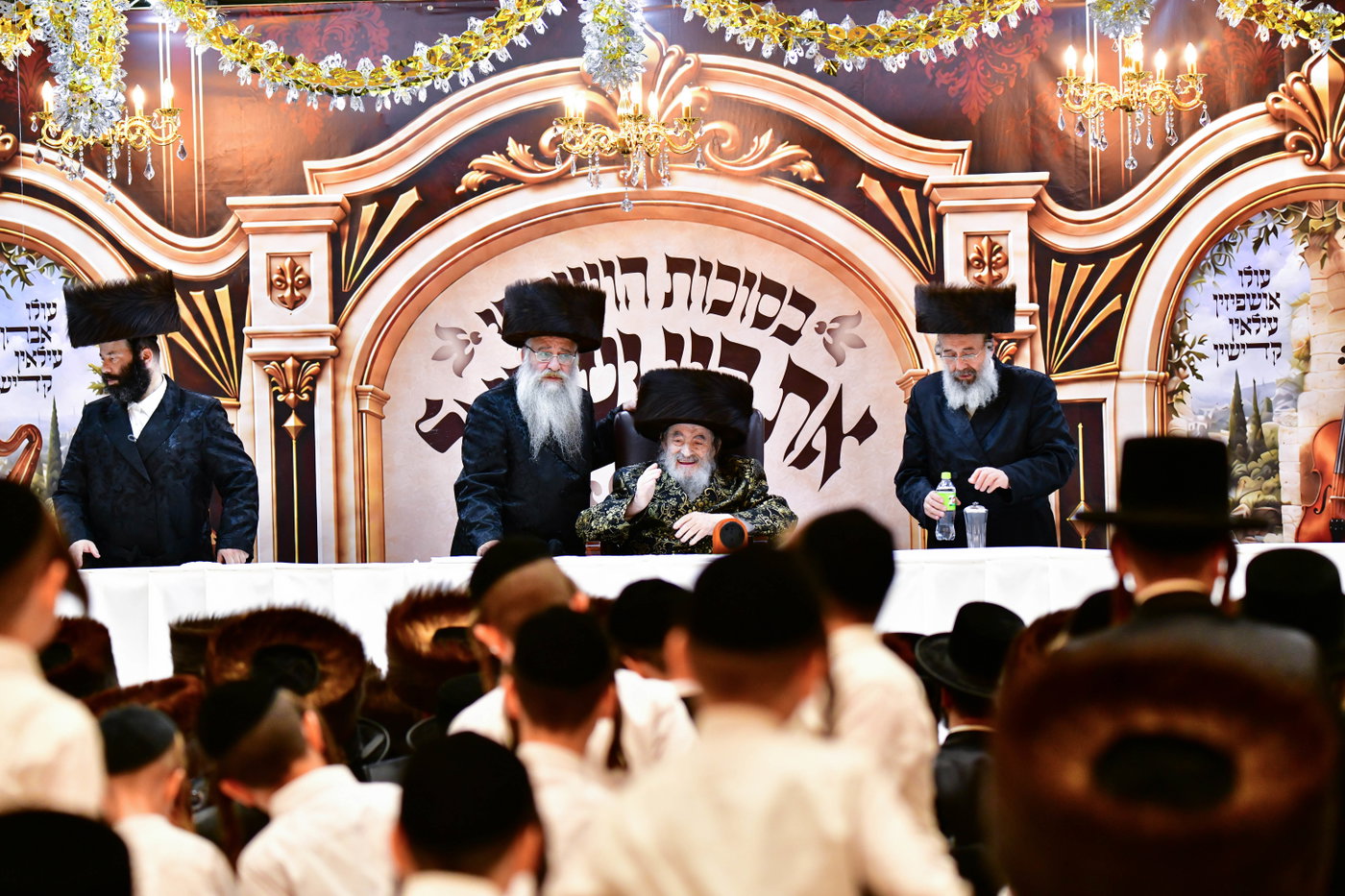 האדמו"ר מויז'ניץ בקבלת קהל בסוכה