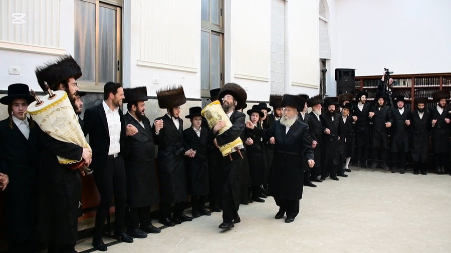 הקפות שניות בחצה"ק זוועהיל