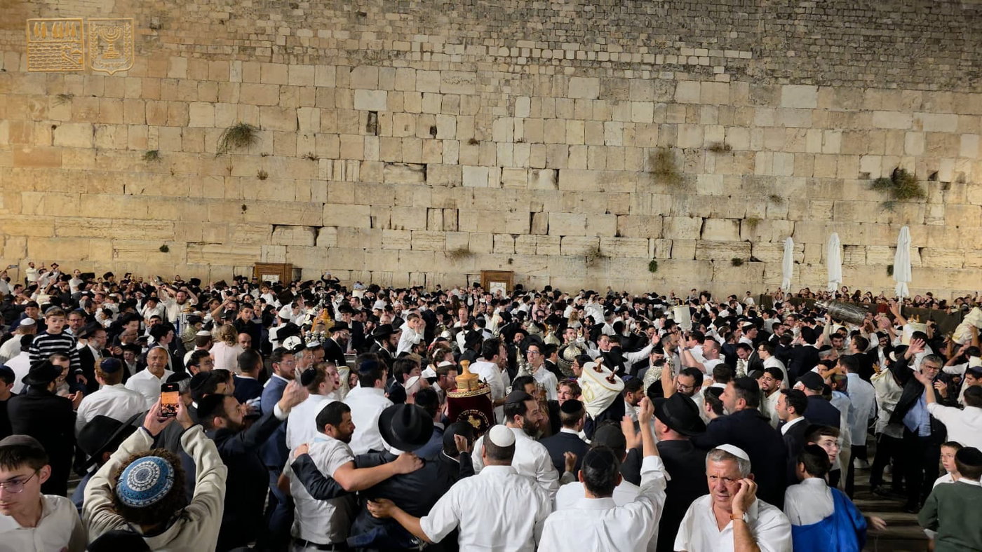 למעלה ממיליון עלו לרגל והקפות נרגשות: חג הסוכות ושמחת תורה בכותל המערבי