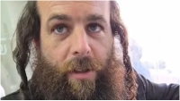 בגלל דברי האדמו"ר בהקפות: ההחלטה "הקשה" של הצלם החסידי | צפו