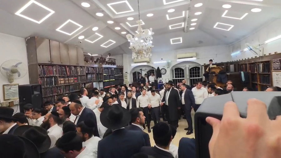 ההקפות השניות בבית הכנסת "שושנים לדוד"