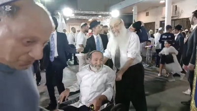 במקום גדולתו ענוותנותו; זקן המועצת הגר"מ מאיה הכניס את הנכה למעגל הריקודים
