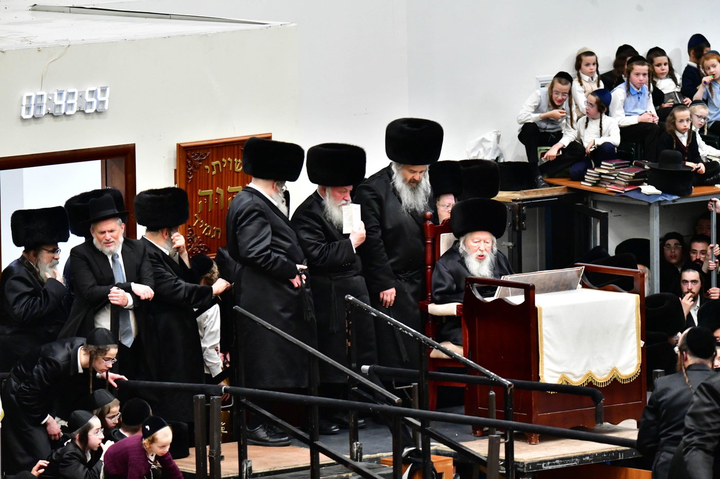 הקפות שניות בחצה"ק גור