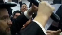 בזמן ההקפות: ראש ישיבת 'לנדא' פצח בשירת "עצו עצה" - וקרע את צו הגיוס לגזרים