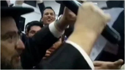 בזמן ההקפות: ראש ישיבת 'לנדא' פצח בשירת "עצו עצה" - וקרע את צו הגיוס לגזרים
