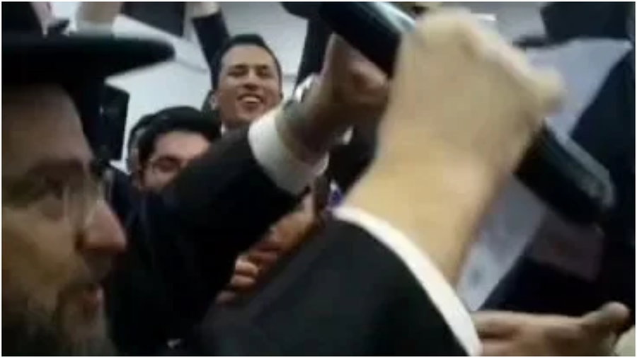 בזמן ההקפות: ראש ישיבת 'לנדא' פצח בשירת "עצו עצה" - וקרע את צו הגיוס לגזרים