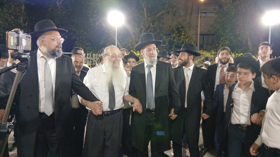 במקום גדולתו ענוותנותו; זקן המועצת הגר"מ מאיה הכניס את הנכה למעגל הריקודים