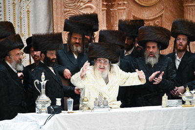 האדמו"ר מויז'ניץ בנעילת החג שמחת תורה