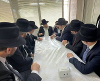 חברי רשימת 'דגל התורה' לכנסת בסוכת המשגיח הגאון רבי דן סגל