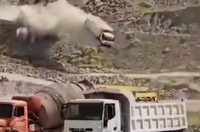 טיסה לגיהינום: משאית באיראן עפה באוויר והתרסקה בעוצמה