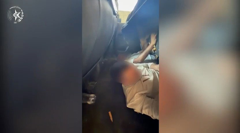 השוטר הרים את הכסאות ברכב - וזה מה שהתגלה שם מתחת | צפו