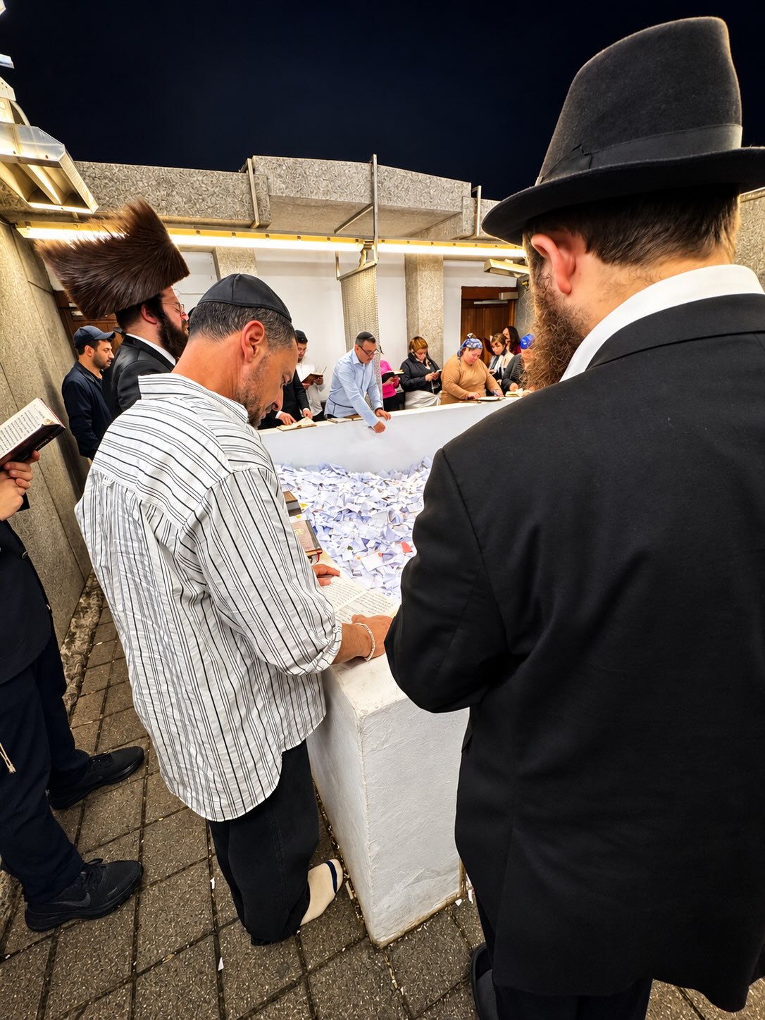 זו ארץ ובר זוהר בציון