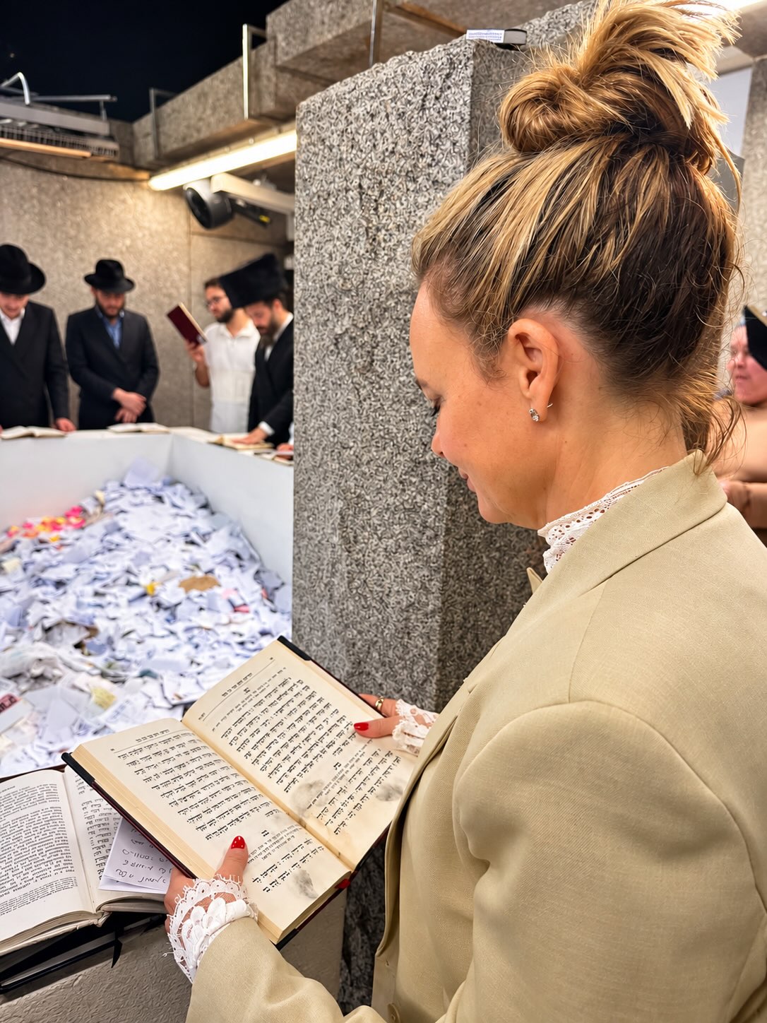 זו ארץ ובר זוהר בציון