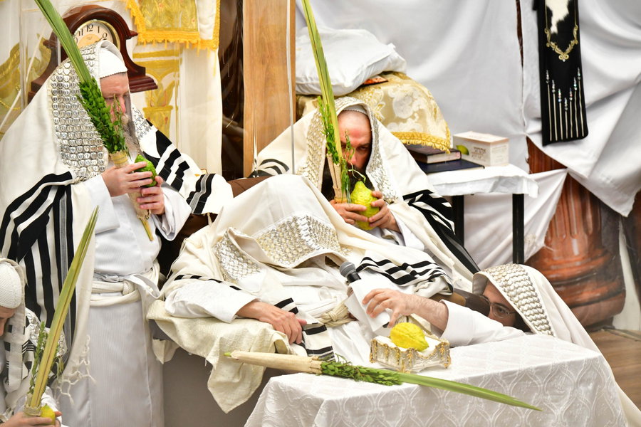 בסיום חודש הרחמים; זקני החסידים פצחו בריקוד קאדצ'קע מול האדמו"ר